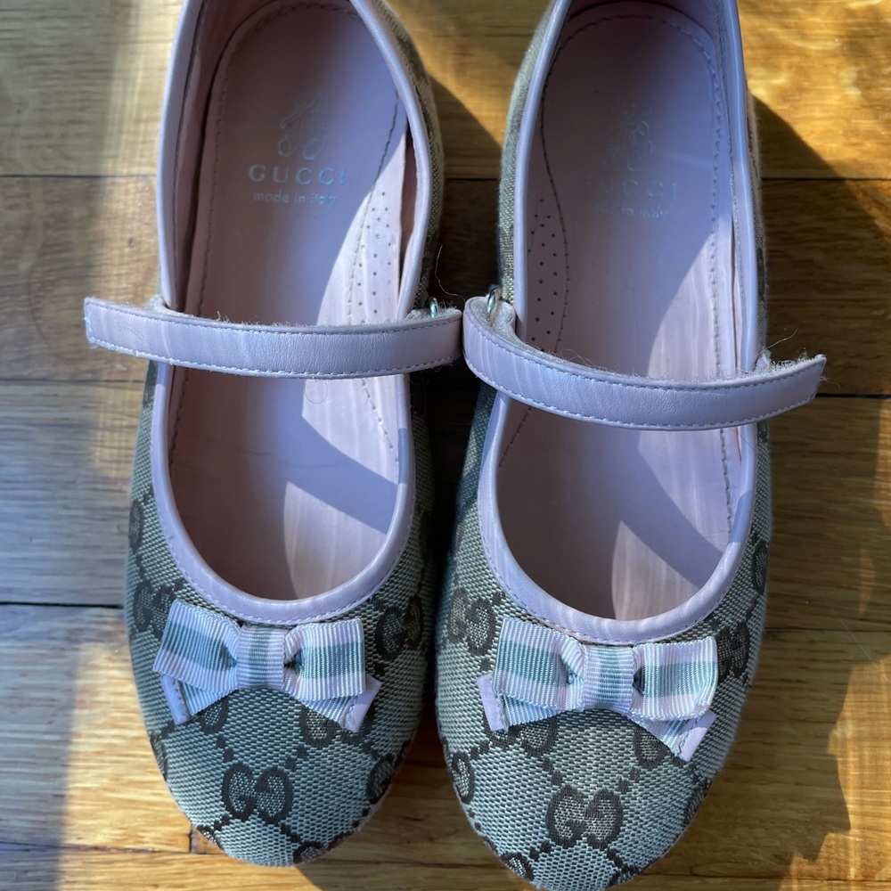 Gucci kids logo sandals with pink leather straps. EUC. Made Italy.